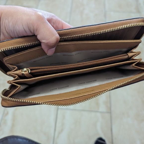 Gently use, Michael Kors Jet set Wallet - Picture 7 of 15